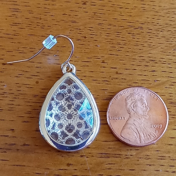 Facet Cut Clear and Gold Tone Earrings Brand New - Picture 5 of 6